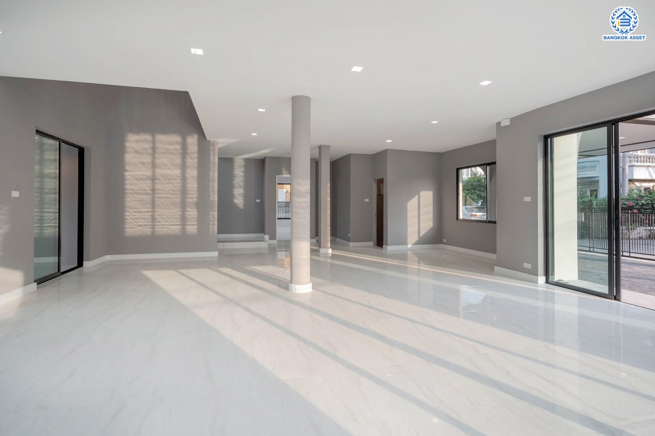 คฤหาสน์มือสองตกแต่งใหม่ โครงการ บ้านภาณุ ปิ่นเกล้า-บรมราชชนนี เนื้อที่ 142.7 ตร.ว. ฟังก์ชันจัดเต็ม 5 ห้องนอน 6 ห้องน้ำ 1 ห้องแม่บ้าน จอดรถได้ 4 คัน บนพื้นที่ใช้สอยเกือบ 451.5 ตร.ม. พร้อมพื้นที่สีเขียวสนามหญ้ากว้างขวาง ตอบโจทย์ครอบครัวใหญ่ บนทำเลศักยภาพ เชื่อมต่อทั้งถนนกาญจนาภิเษก และทางคู่ขนานลอยฟ้าบรมราชชนนี ใกล้ ม.มหิดล, สถานีขนส่งสายใต้ใหม่ และเซ็นทรัลปิ่นเกล้า